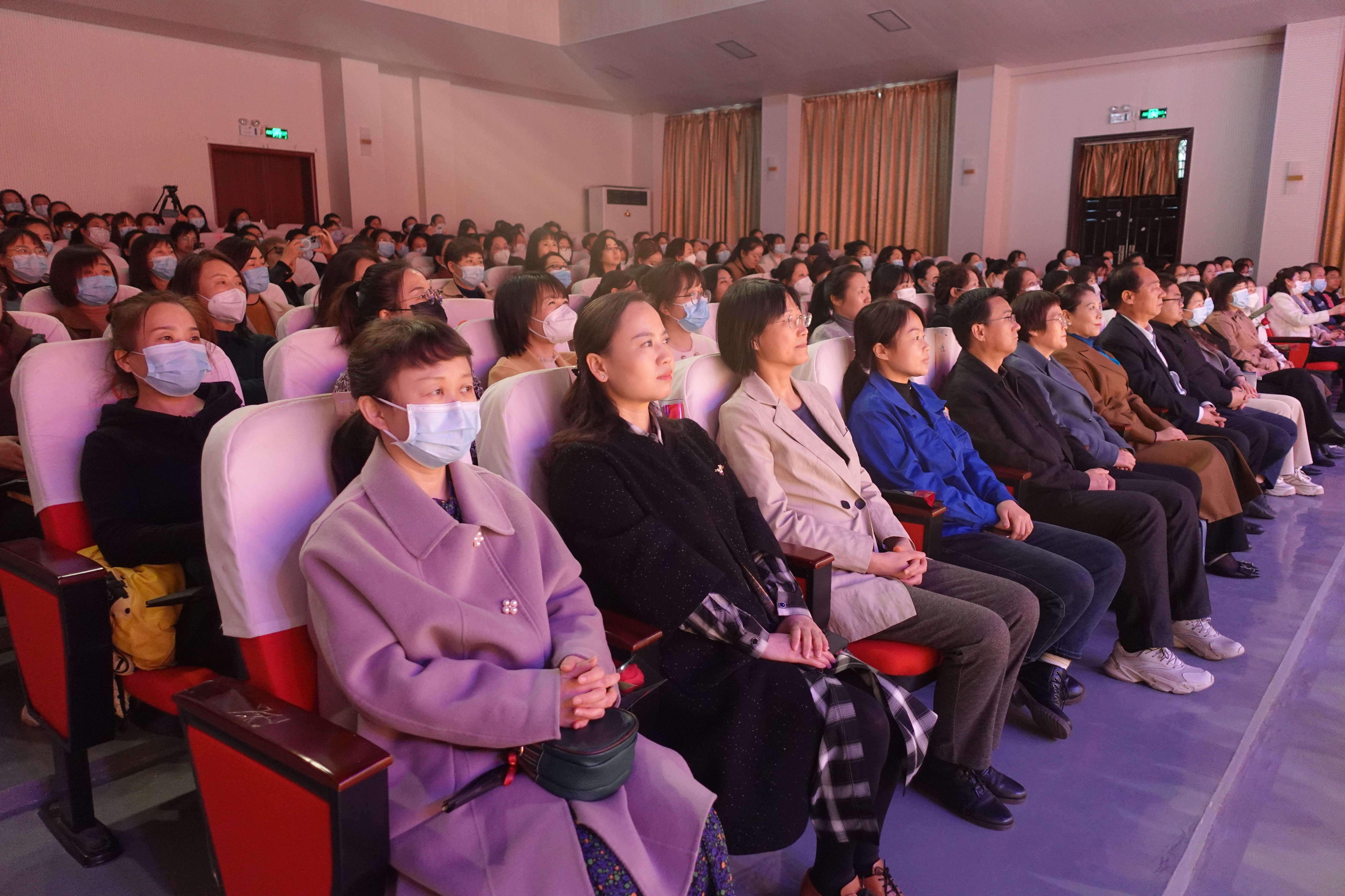 5-“全国五一巾帼标兵”获得者杨银花参加宝鸡市庆祝三八国际妇女节活动.jpg